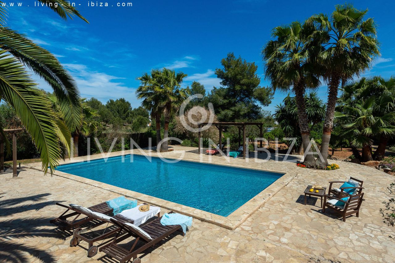 ALQUILER ANUAL /LARGO PLAZO, encantadora villa de dos pisos, amueblada con piscina en Santa Eulalia del Río, Ibiza. Calefacción central, vistas al mar