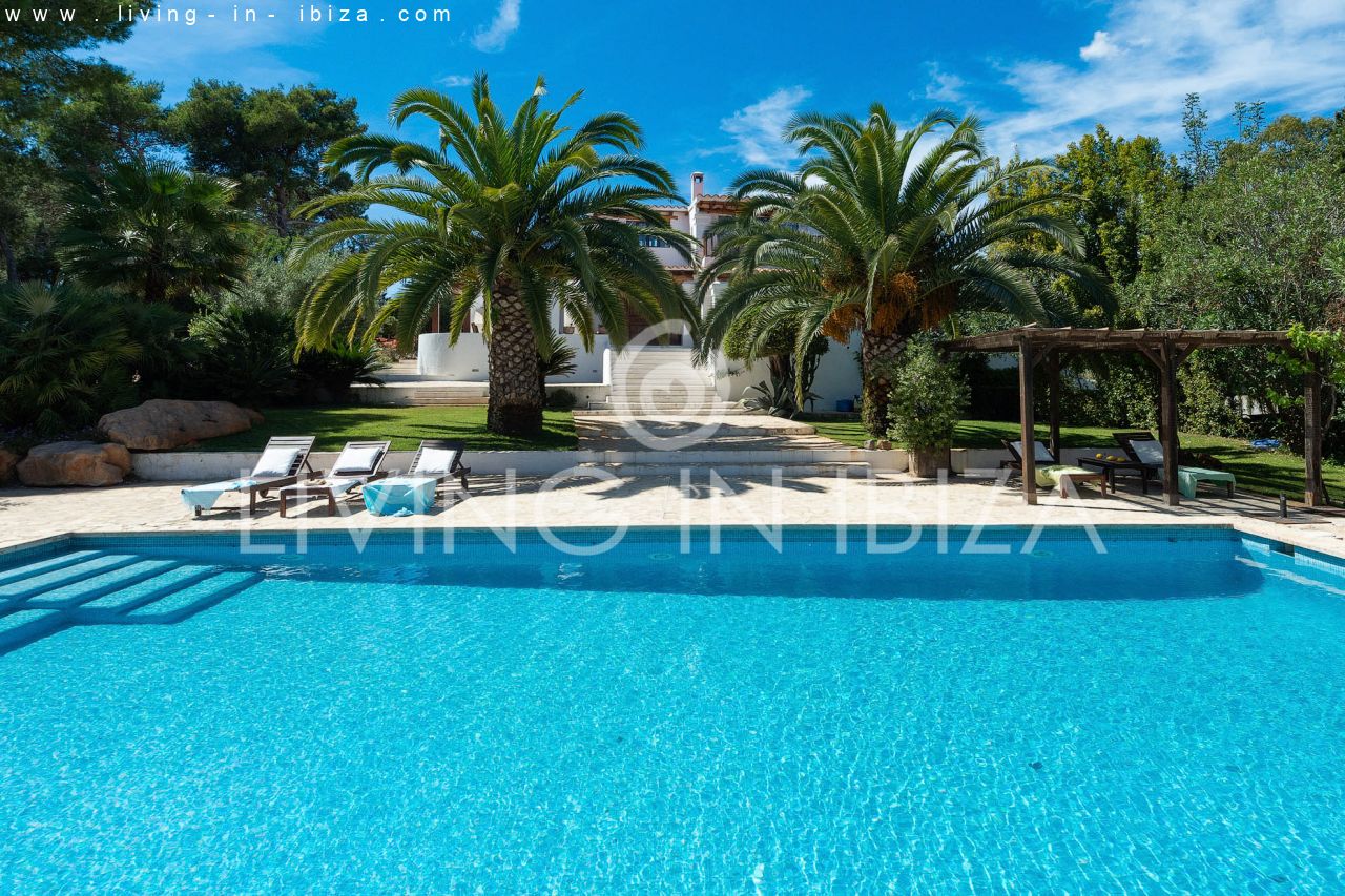 ALQUILER ANUAL /LARGO PLAZO, encantadora villa de dos pisos, amueblada con piscina en Santa Eulalia del Río, Ibiza. Calefacción central, vistas al mar
