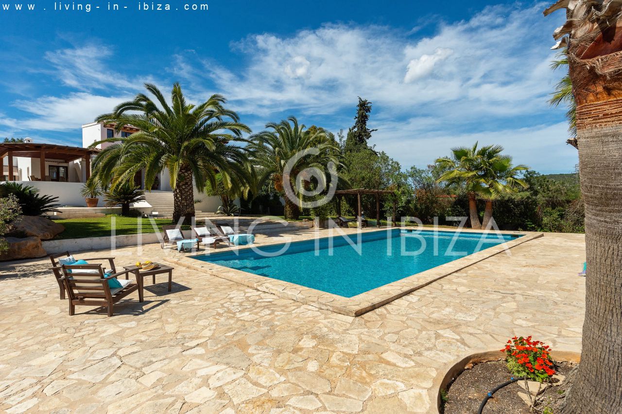 ALQUILER ANUAL /LARGO PLAZO, encantadora villa de dos pisos, amueblada con piscina en Santa Eulalia del Río, Ibiza. Calefacción central, vistas al mar