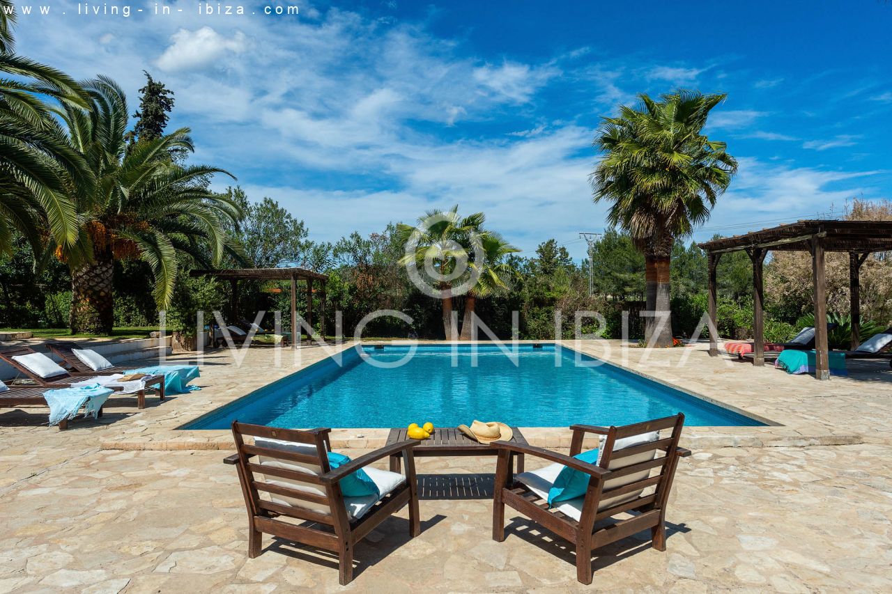 ALQUILER ANUAL /LARGO PLAZO, encantadora villa de dos pisos, amueblada con piscina en Santa Eulalia del Río, Ibiza. Calefacción central, vistas al mar