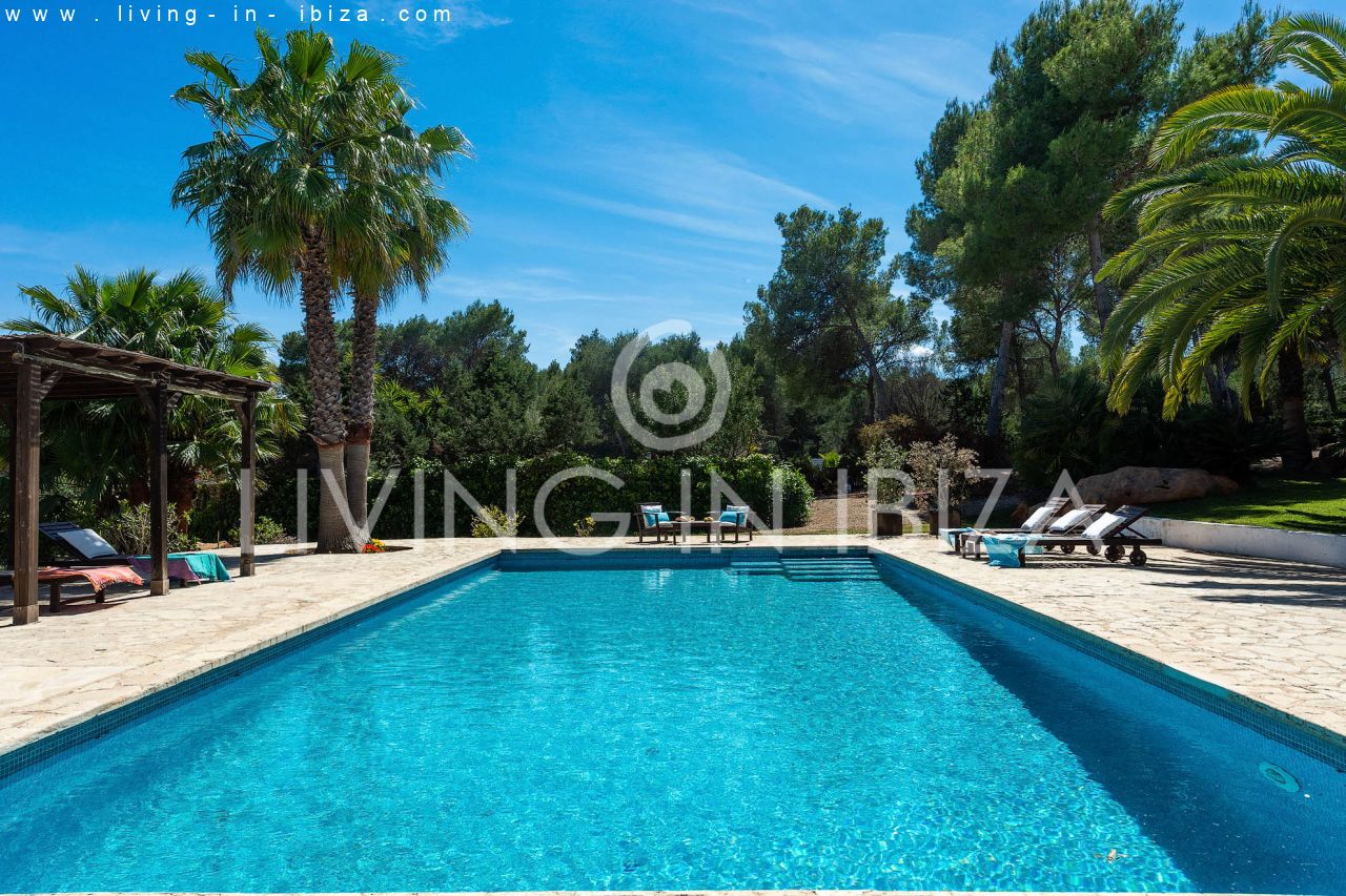 ALQUILER ANUAL /LARGO PLAZO, encantadora villa de dos pisos, amueblada con piscina en Santa Eulalia del Río, Ibiza. Calefacción central, vistas al mar