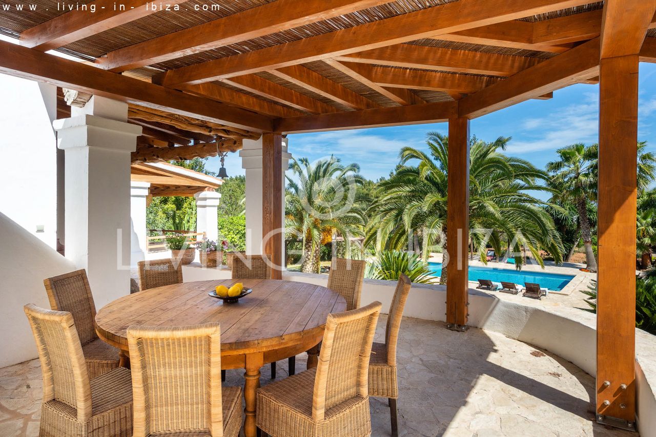 ALQUILER ANUAL /LARGO PLAZO, encantadora villa de dos pisos, amueblada con piscina en Santa Eulalia del Río, Ibiza. Calefacción central, vistas al mar
