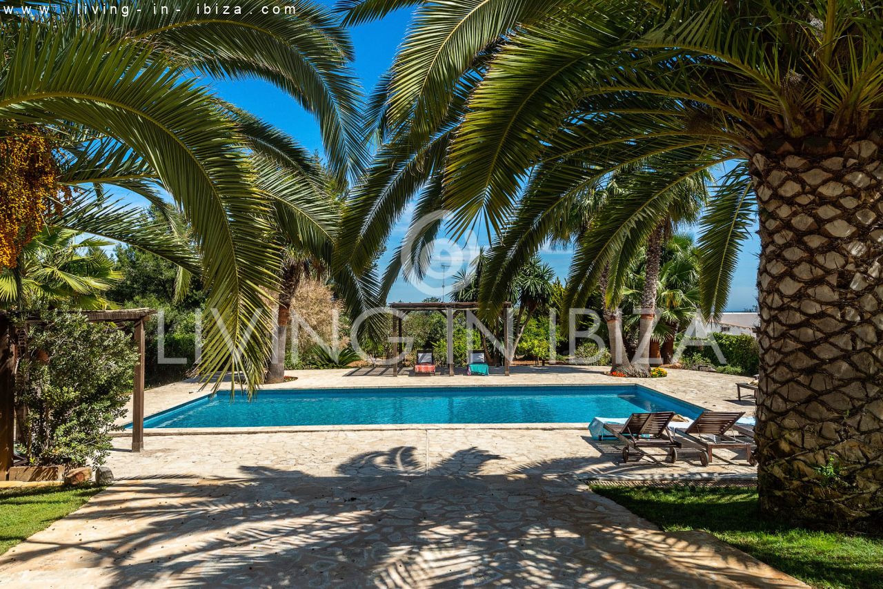 ALQUILER ANUAL /LARGO PLAZO, encantadora villa de dos pisos, amueblada con piscina en Santa Eulalia del Río, Ibiza. Calefacción central, vistas al mar