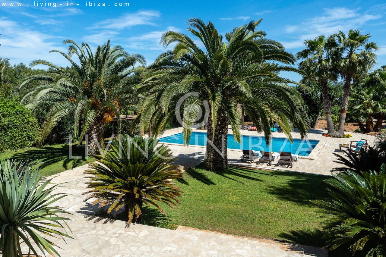 ALQUILER ANUAL /LARGO PLAZO, encantadora villa de dos pisos, amueblada con piscina en Santa Eulalia del Río, Ibiza. Calefacción central, vistas al mar