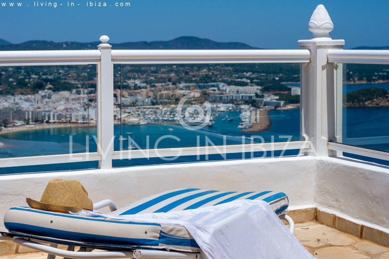Santa Eularia des Riu: Atractivo chalet estilo mediterráneo de con piscina y magníficas vistas de 180º al mar y la bahía de Santa Eulalia en venta en Ibiza.   