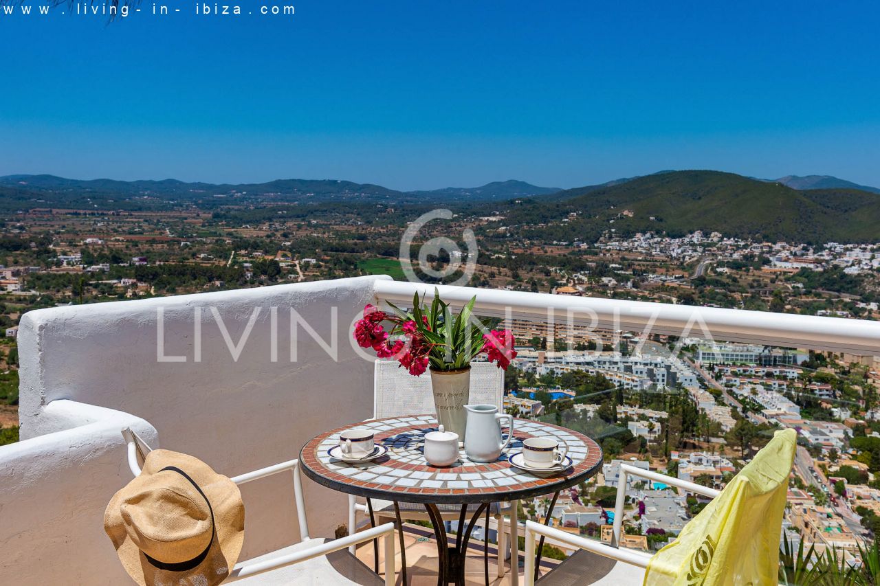 Atractivo chalet estilo mediterráneo de con piscina y magníficas vistas de 180º al mar y la bahía de Santa Eulalia en venta en Ibiza.  