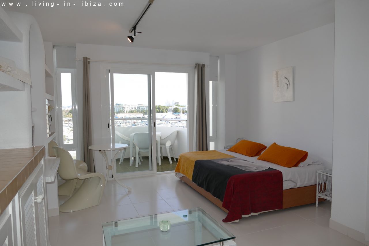 Alquiler temporal, studio con vista al mar en primera línea frente al puerto deportivo y sobre el Paseo Marítimo de Santa Eulalia, Ibiza.