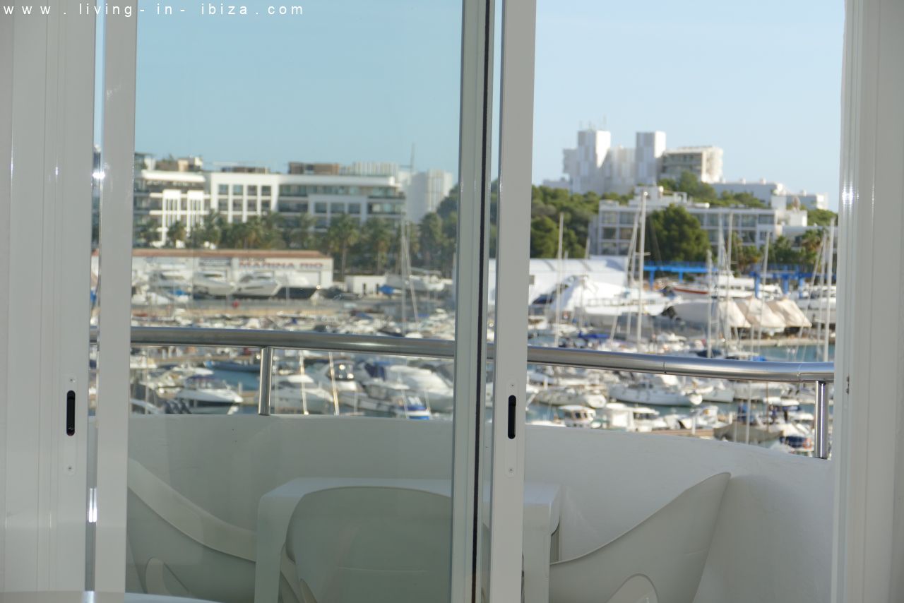 Alquiler temporal, studio con vista al mar en primera línea frente al puerto deportivo y sobre el Paseo Marítimo de Santa Eulalia, Ibiza.