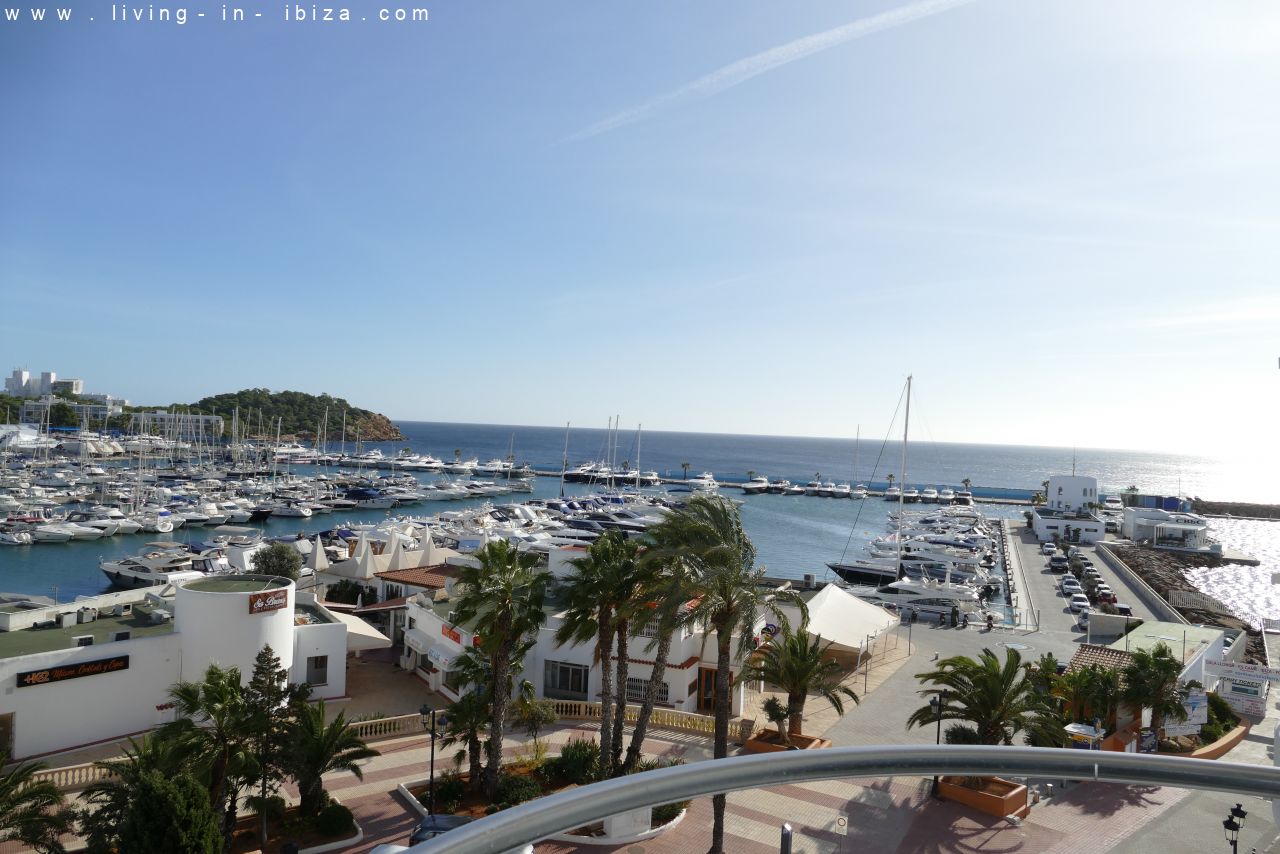 Alquiler temporal, studio con vista al mar en primera línea frente al puerto deportivo y sobre el Paseo Marítimo de Santa Eulalia, Ibiza.