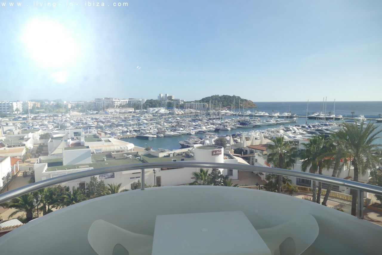 Alquiler temporal, studio con vista al mar en primera línea frente al puerto deportivo y sobre el Paseo Marítimo de Santa Eulalia, Ibiza.