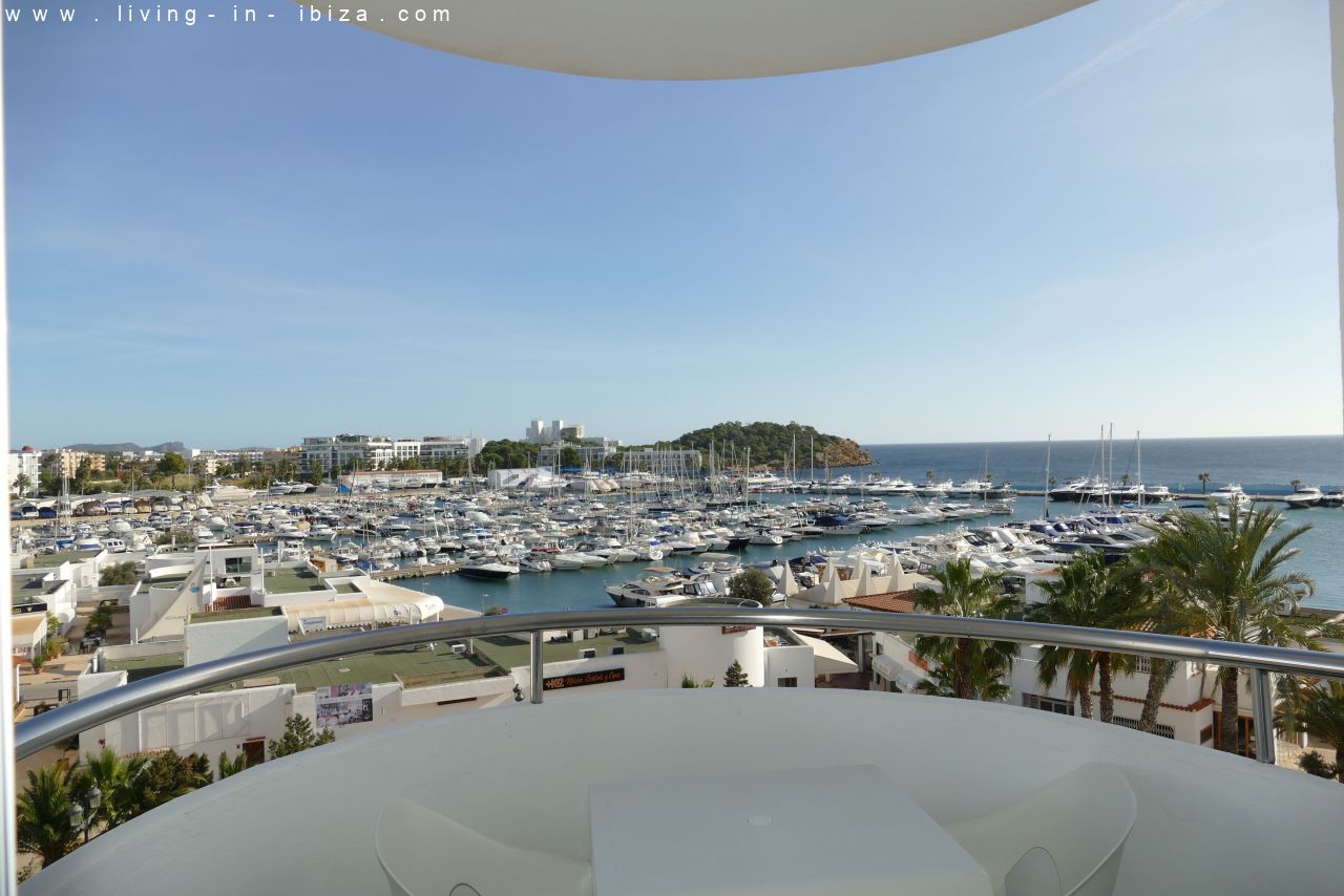 Alquiler temporal, studio con vista al mar en primera línea frente al puerto deportivo y sobre el Paseo Marítimo de Santa Eulalia, Ibiza.