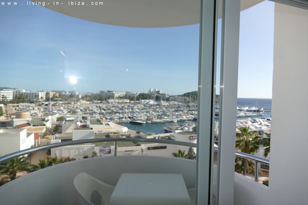 Alquiler temporal, studio con vista al mar en primera línea frente al puerto deportivo y sobre el Paseo Marítimo de Santa Eulalia, Ibiza.