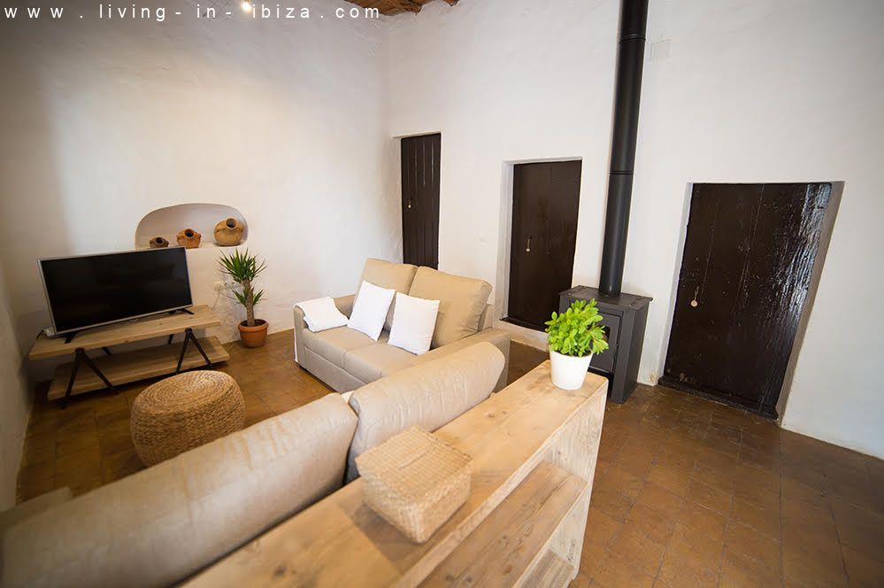 Alquiler anual . Auténtica finca payesa en Sant Rafael, para disfrutar de la inmensa paz de Ibiza.