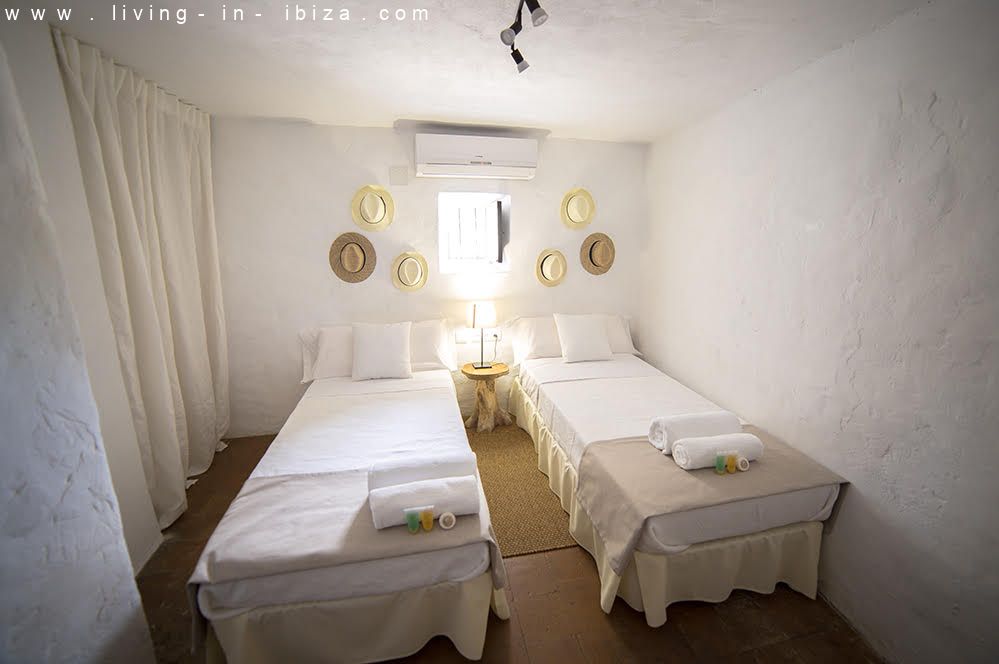 Alquiler anual . Auténtica finca payesa en Sant Rafael, para disfrutar de la inmensa paz de Ibiza.