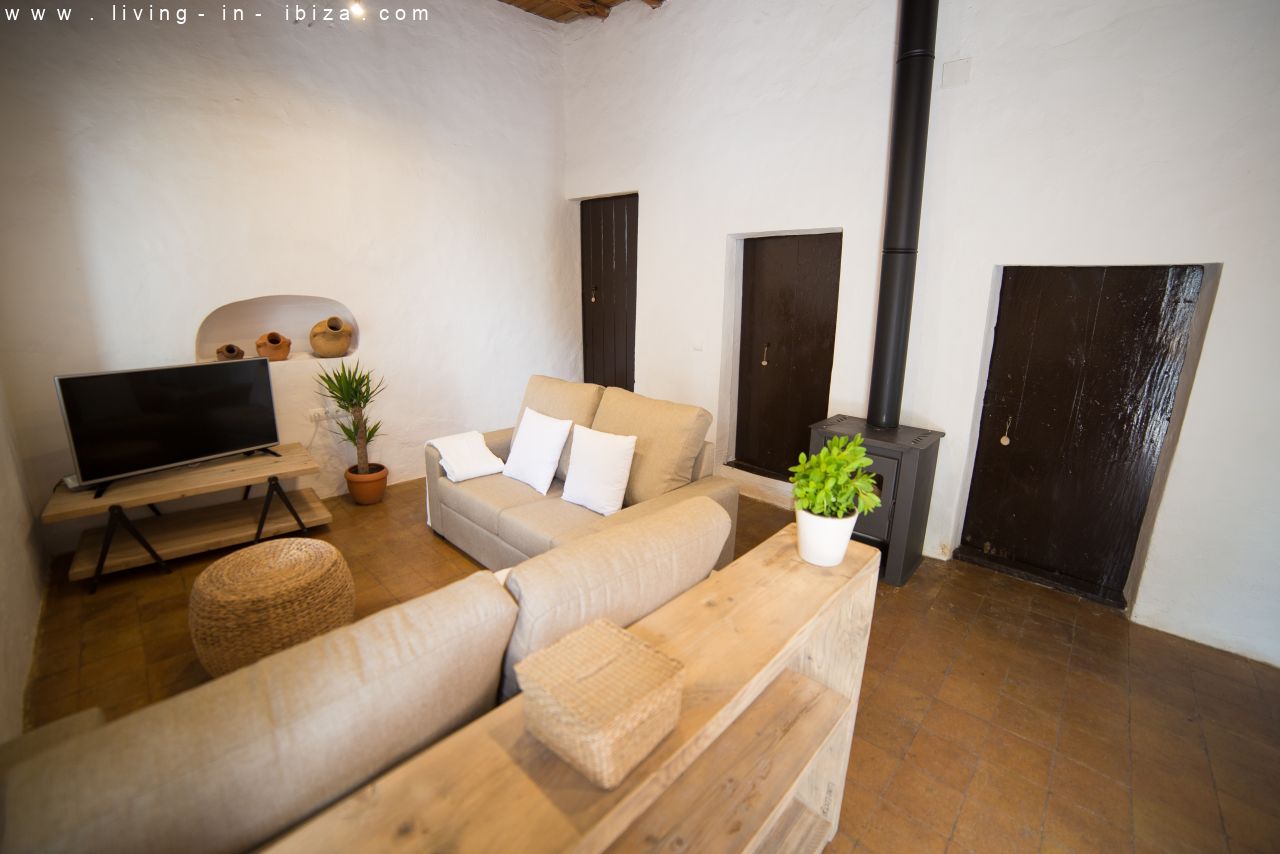 Alquiler anual . Auténtica finca payesa en Sant Rafael, para disfrutar de la inmensa paz de Ibiza.