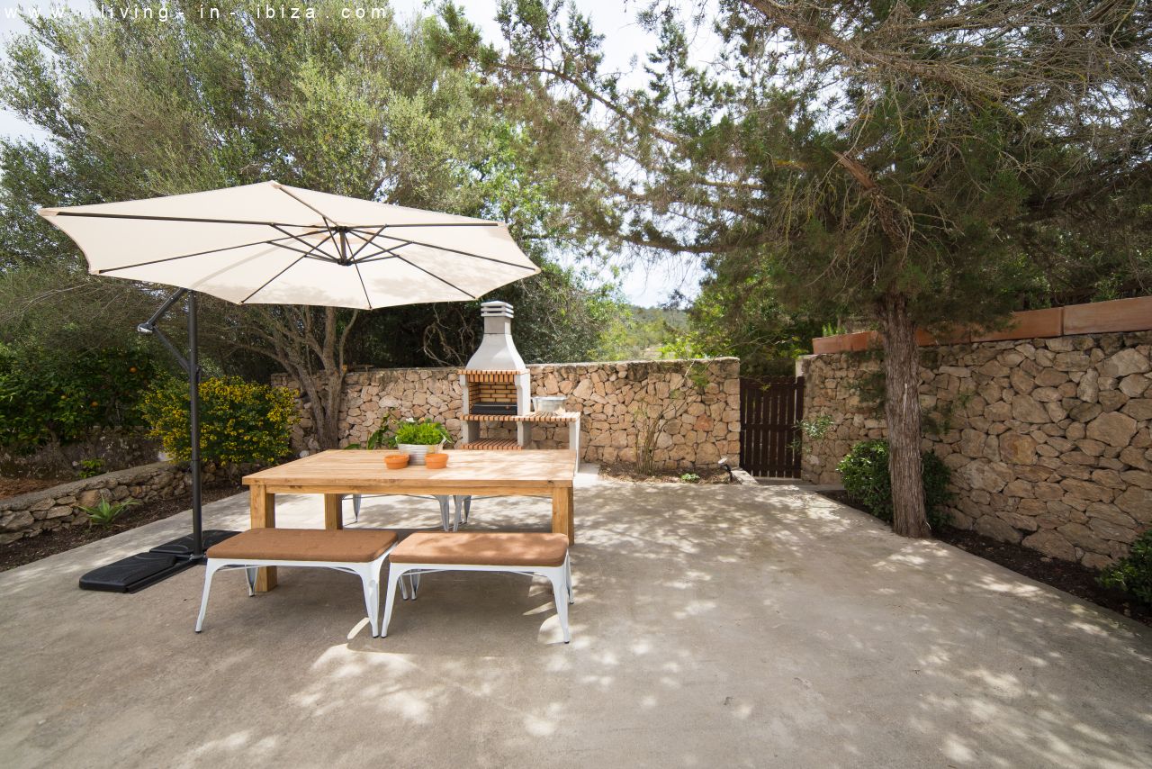 Alquiler anual . Auténtica finca payesa en Sant Rafael, para disfrutar de la inmensa paz de Ibiza.