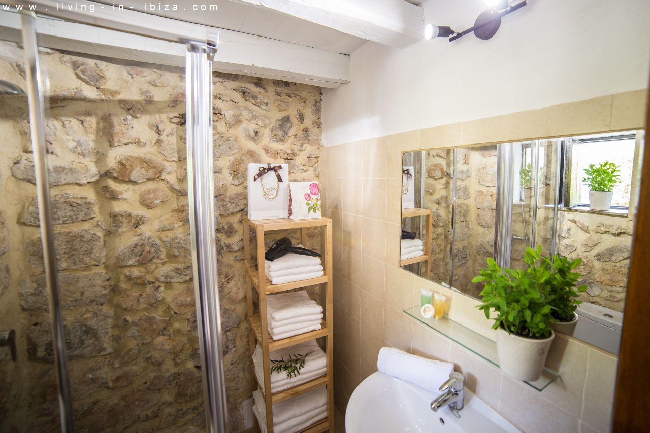 Alquiler anual . Auténtica finca payesa en Sant Rafael, para disfrutar de la inmensa paz de Ibiza.