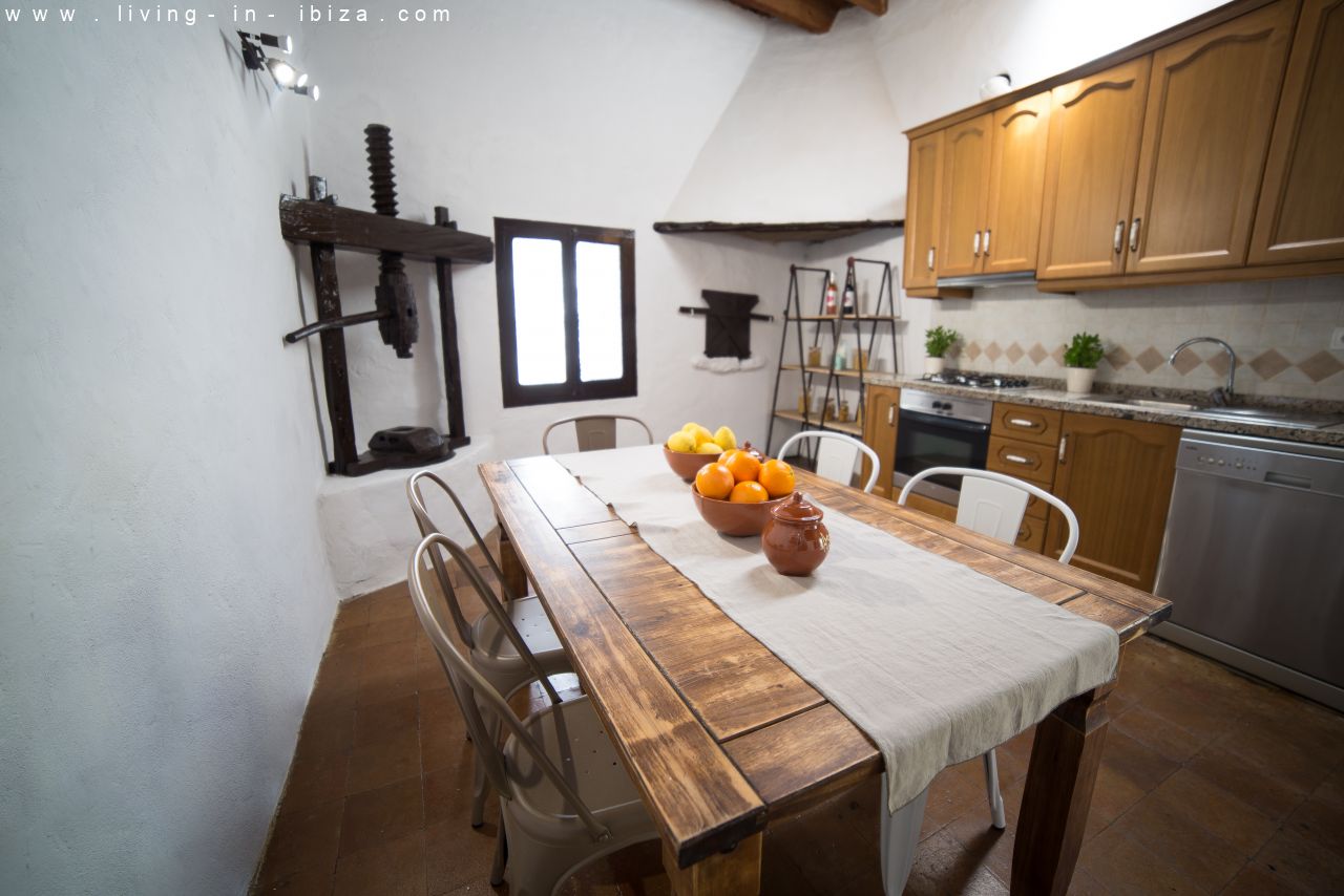 Alquiler anual . Auténtica finca payesa en Sant Rafael, para disfrutar de la inmensa paz de Ibiza.