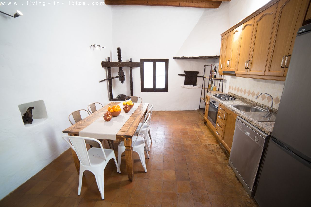 Alquiler anual . Auténtica finca payesa en Sant Rafael, para disfrutar de la inmensa paz de Ibiza.