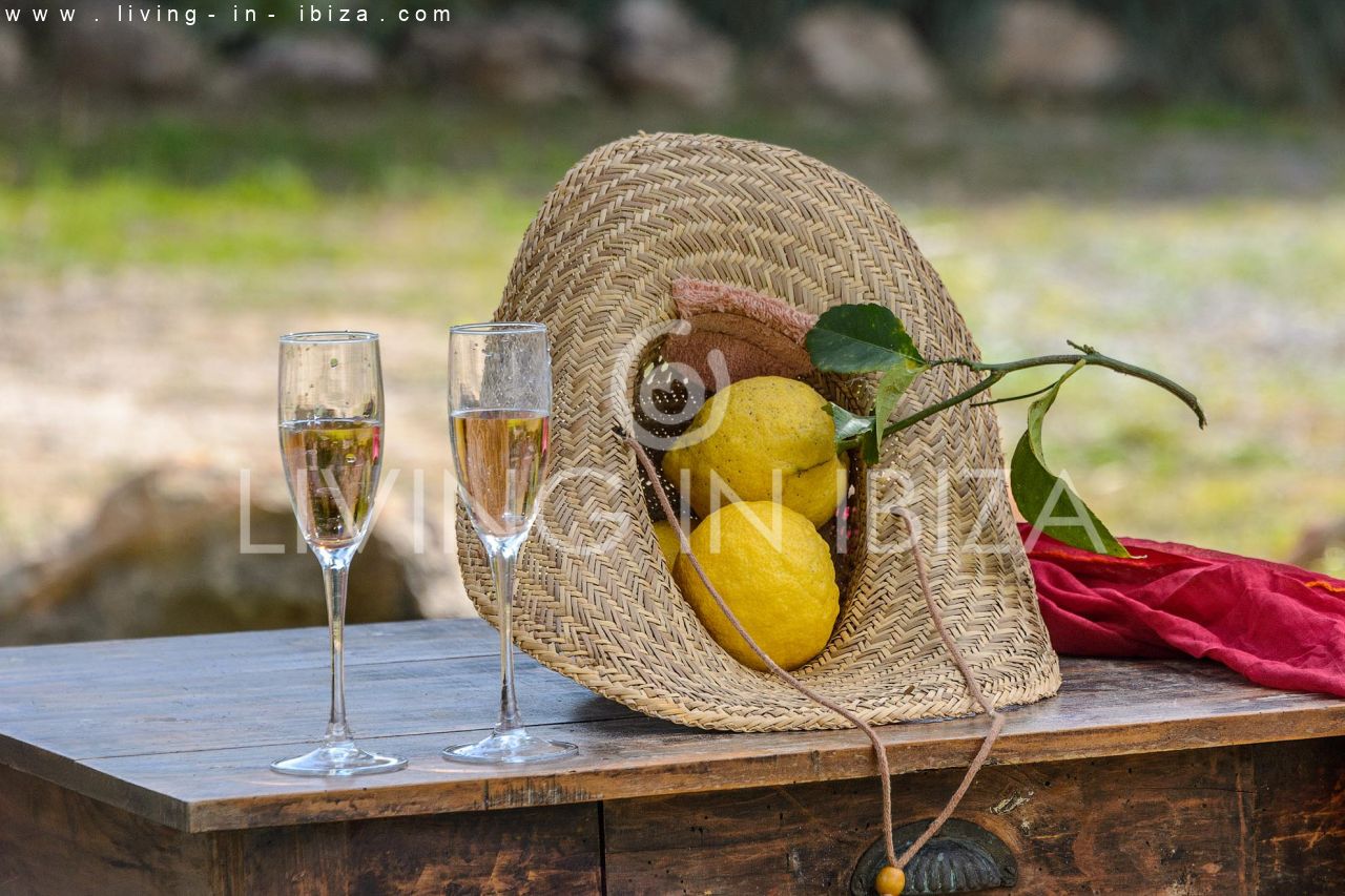 Se alquila / Contrato anual. Idílica finca ibicenca cerca de la playa en San Vicente. Ibiza