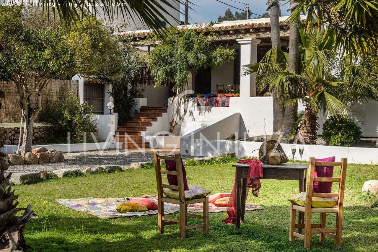Cala San Vicente: Se alquila / Contrato anual. Idílica finca ibicenca cerca de la playa en San Vicente. Ibiza 