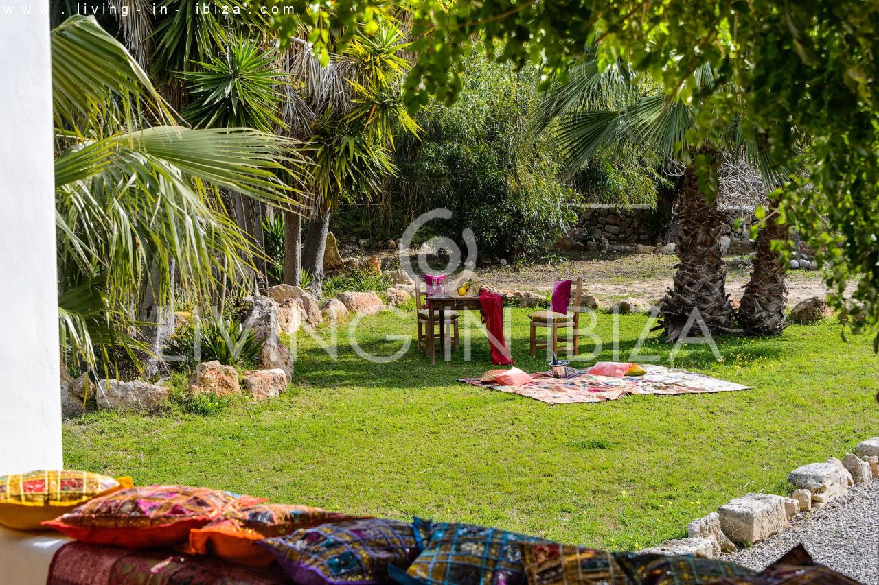 Se alquila / Contrato anual. Idílica finca ibicenca cerca de la playa en San Vicente. Ibiza