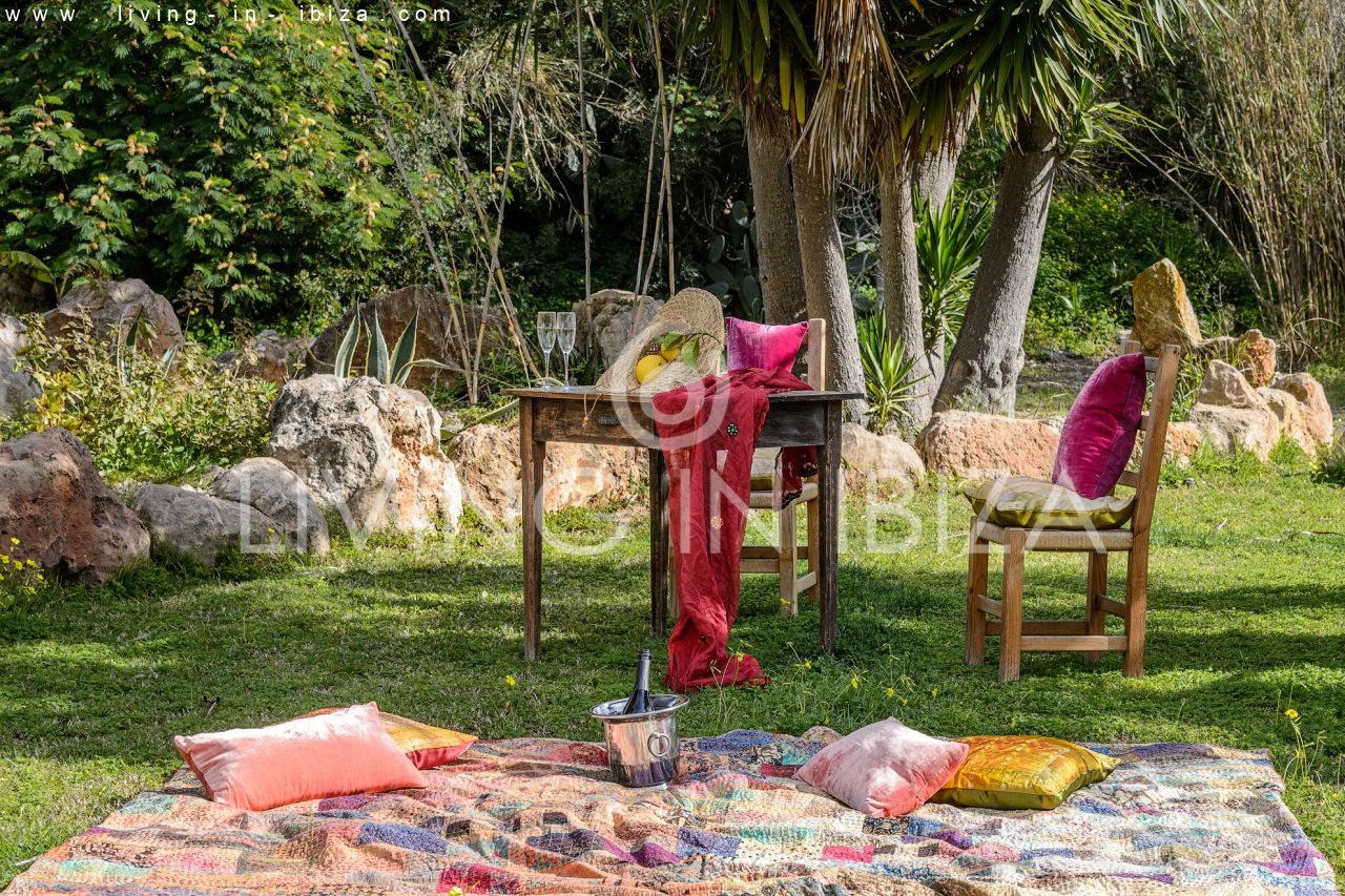 Se alquila / Contrato anual. Idílica finca ibicenca cerca de la playa en San Vicente. Ibiza