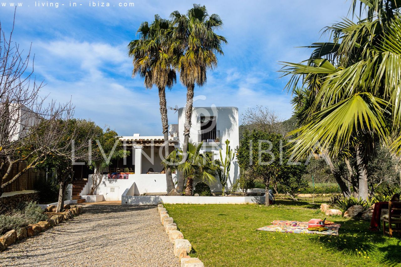 Se alquila / Contrato anual. Idílica finca ibicenca cerca de la playa en San Vicente. Ibiza