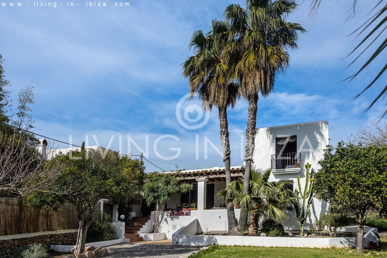 Se alquila / Contrato anual. Idílica finca ibicenca cerca de la playa en San Vicente. Ibiza