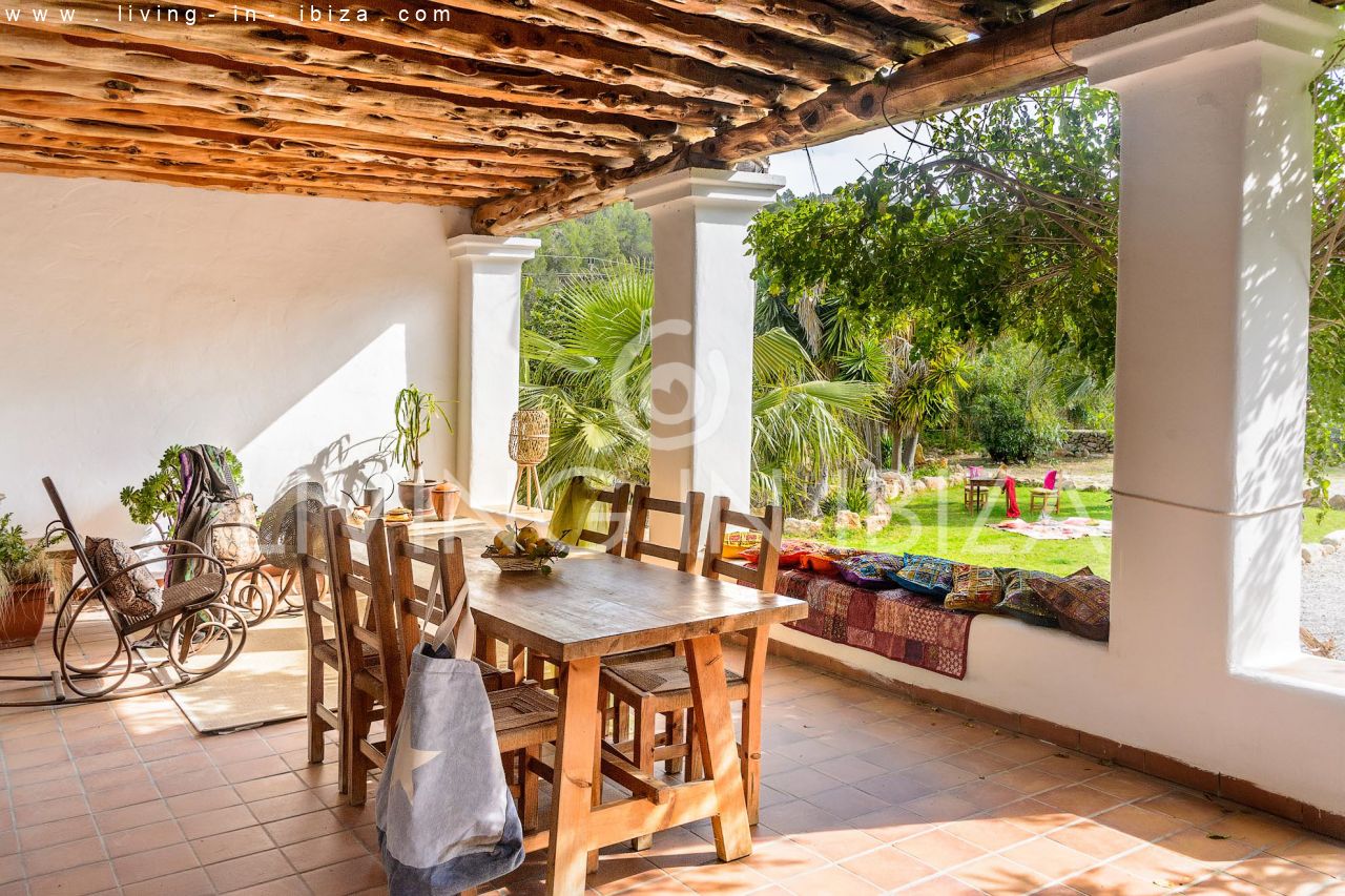 Se alquila / Contrato anual. Idílica finca ibicenca cerca de la playa en San Vicente. Ibiza