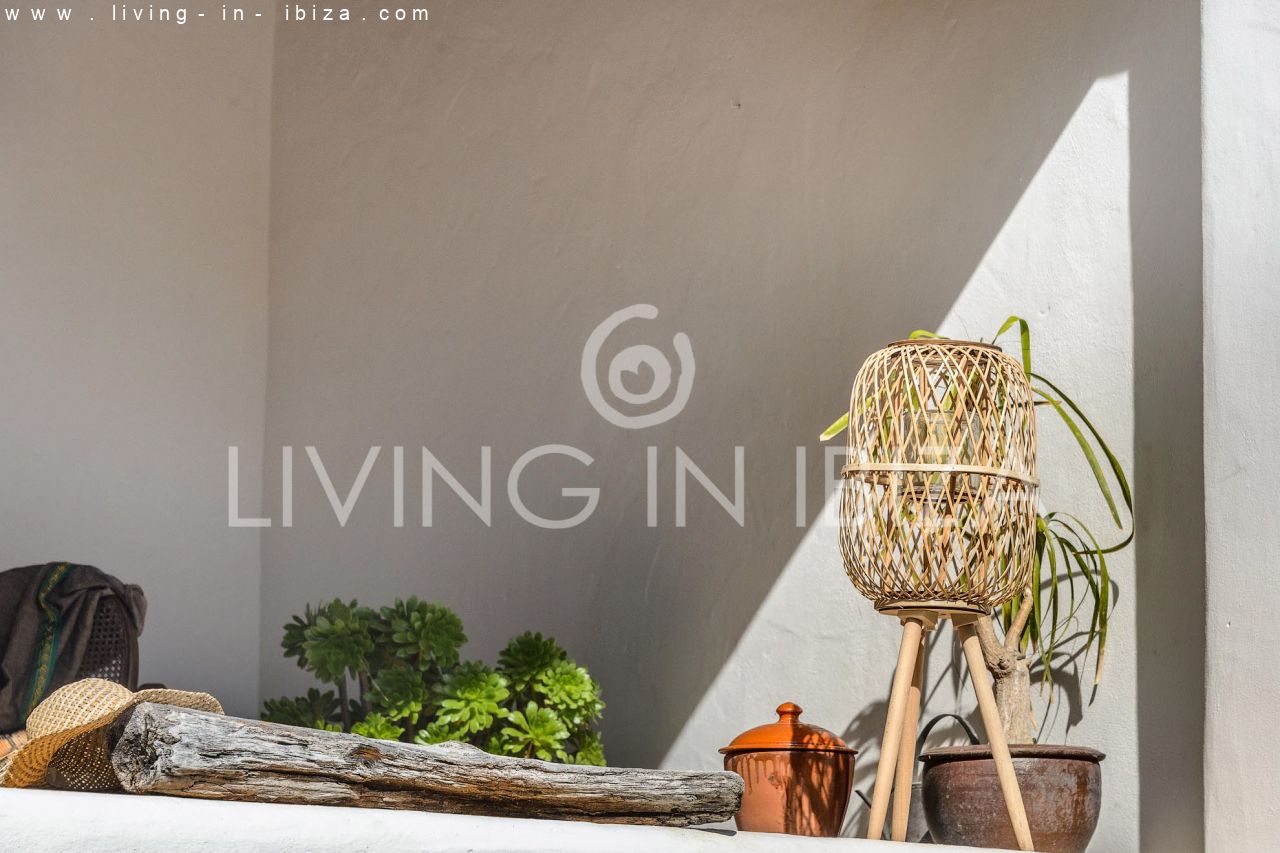 Se alquila / Contrato anual. Idílica finca ibicenca cerca de la playa en San Vicente. Ibiza