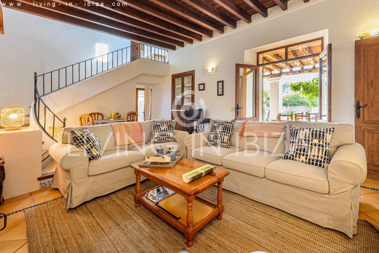 Se alquila / Contrato anual. Idílica finca ibicenca cerca de la playa en San Vicente. Ibiza