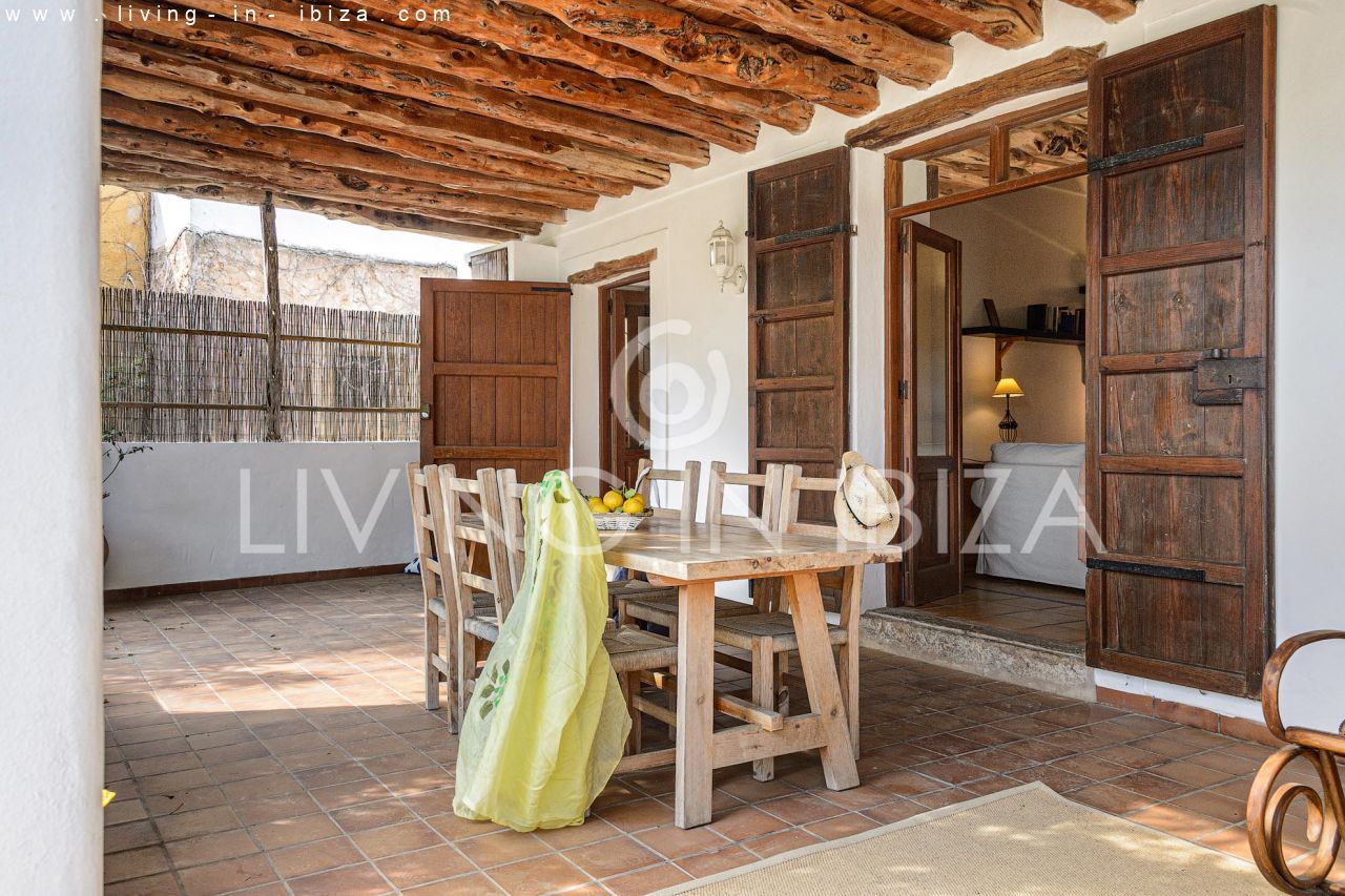 Se alquila / Contrato anual. Idílica finca ibicenca cerca de la playa en San Vicente. Ibiza