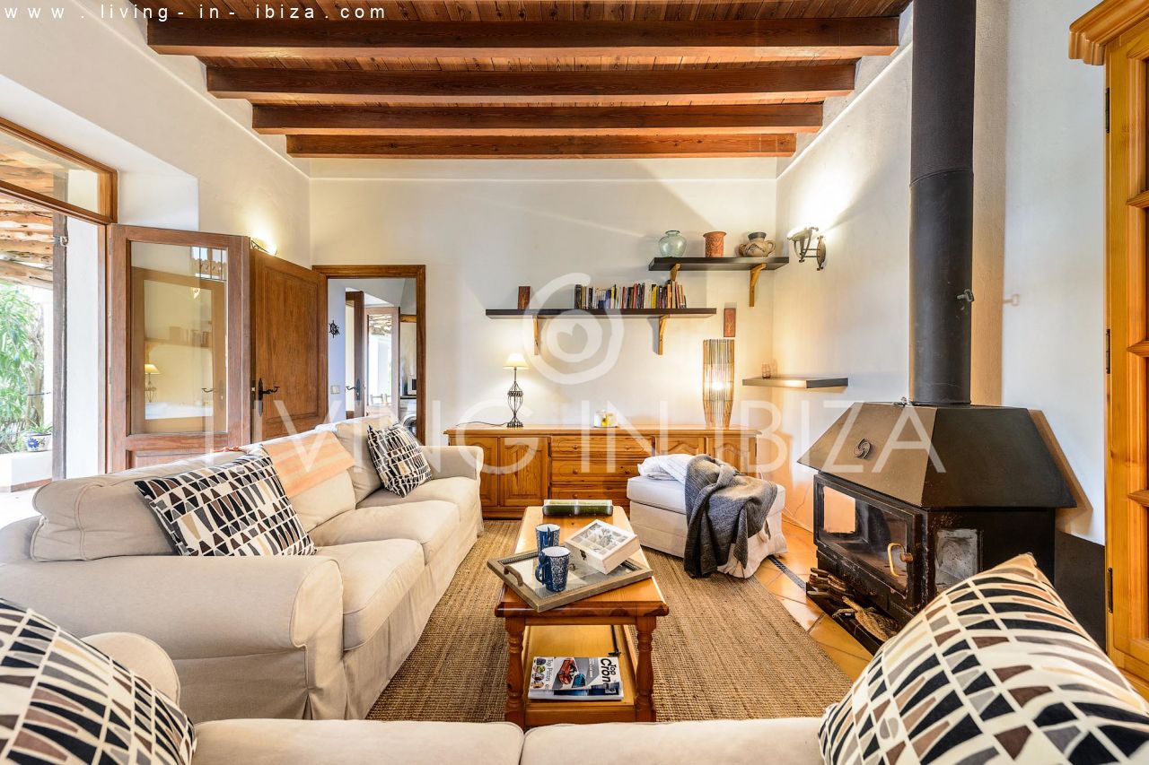 Se alquila / Contrato anual. Idílica finca ibicenca cerca de la playa en San Vicente. Ibiza