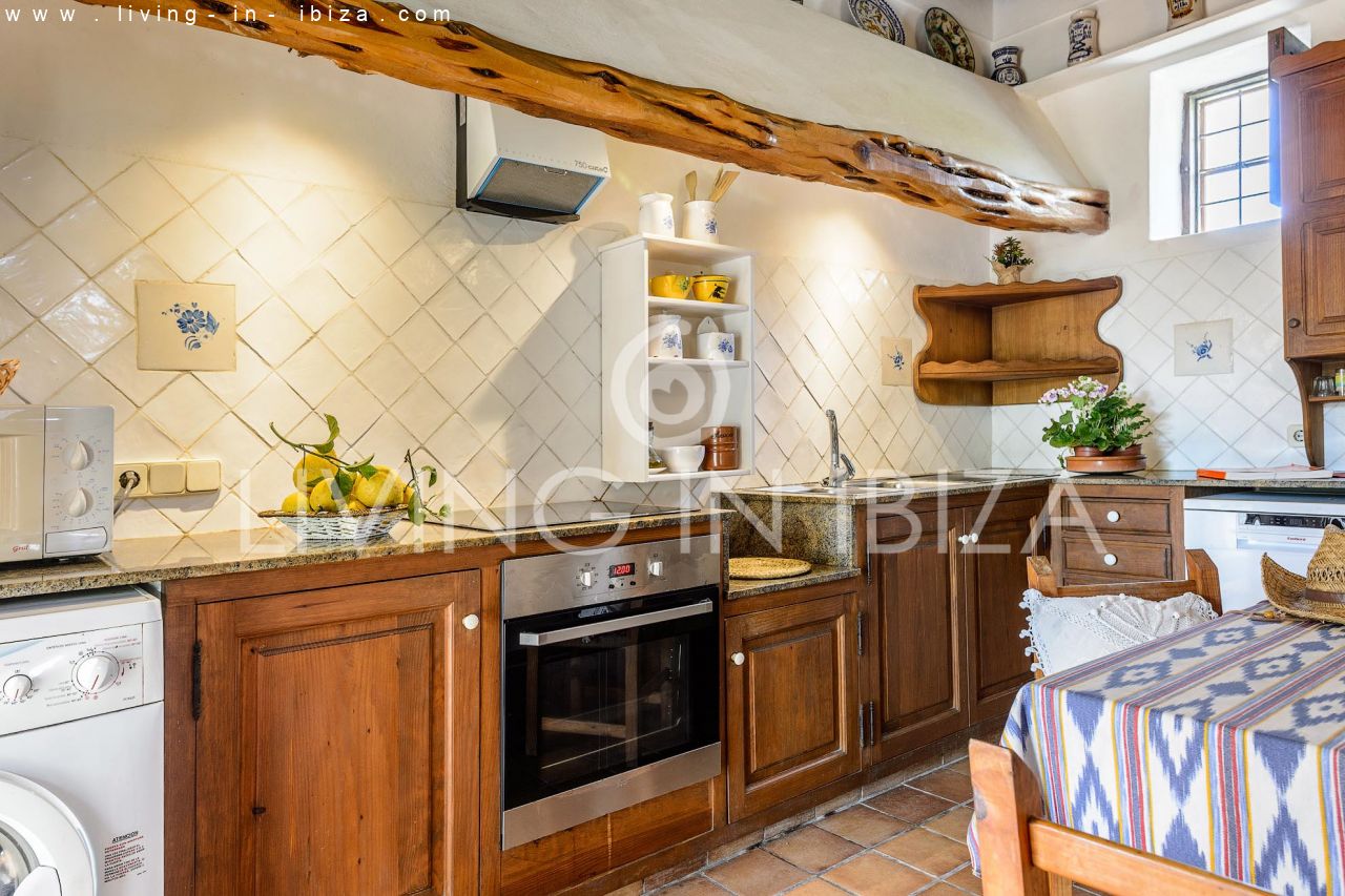 Se alquila / Contrato anual. Idílica finca ibicenca cerca de la playa en San Vicente. Ibiza