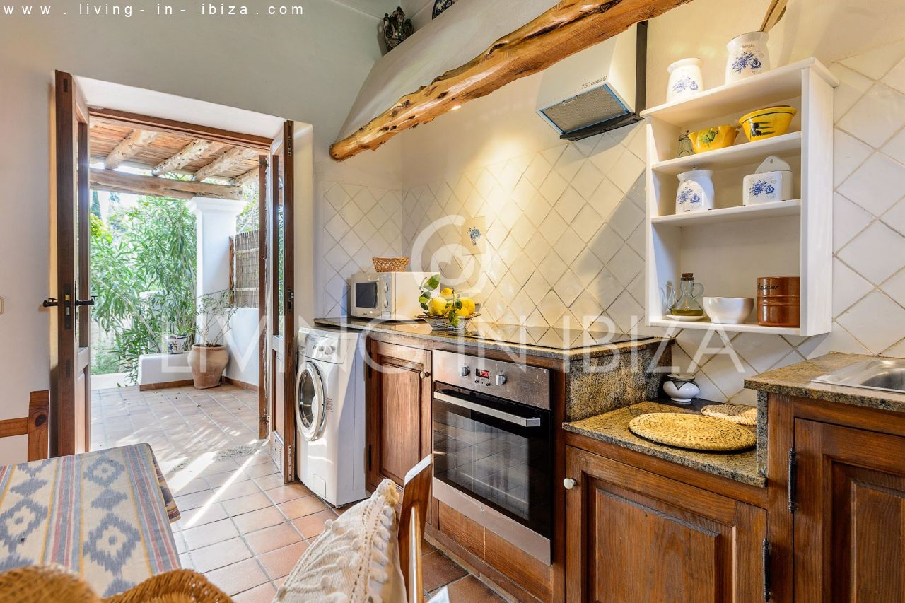 Se alquila / Contrato anual. Idílica finca ibicenca cerca de la playa en San Vicente. Ibiza