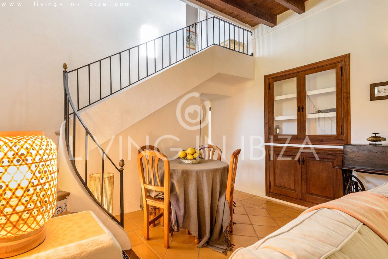 Se alquila / Contrato anual. Idílica finca ibicenca cerca de la playa en San Vicente. Ibiza