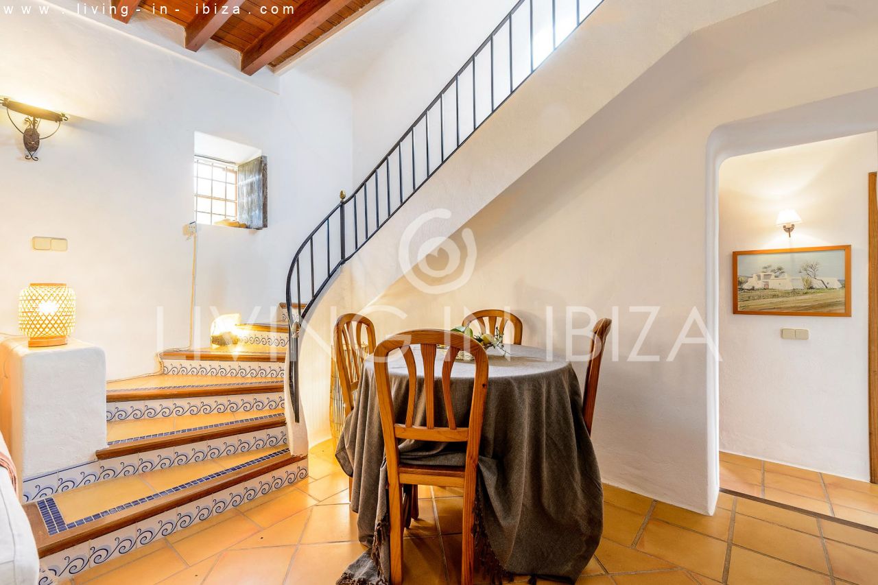 Se alquila / Contrato anual. Idílica finca ibicenca cerca de la playa en San Vicente. Ibiza