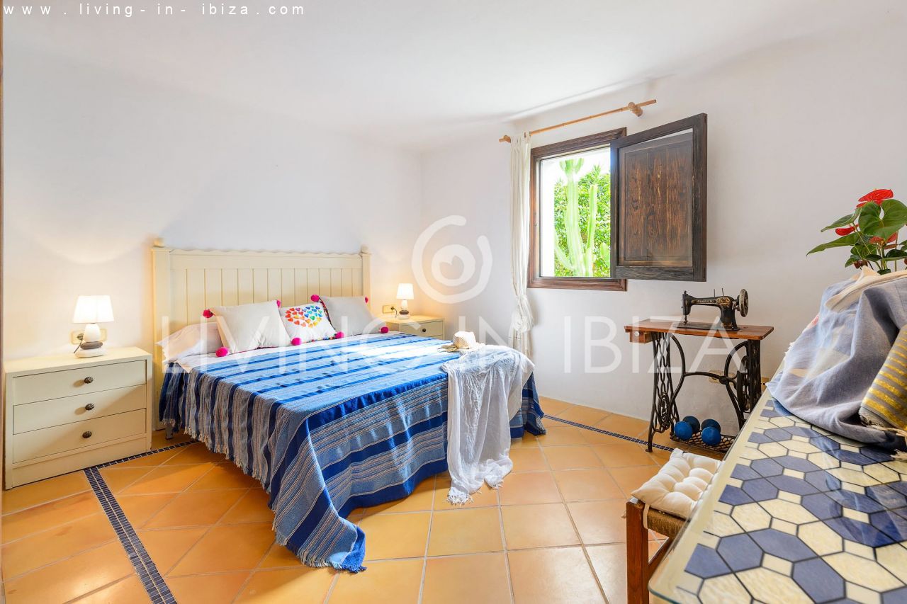 Se alquila / Contrato anual. Idílica finca ibicenca cerca de la playa en San Vicente. Ibiza