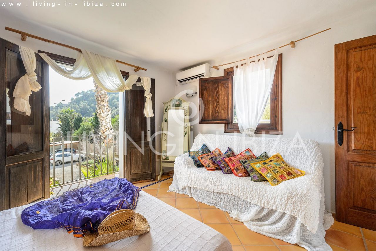 Se alquila / Contrato anual. Idílica finca ibicenca cerca de la playa en San Vicente. Ibiza