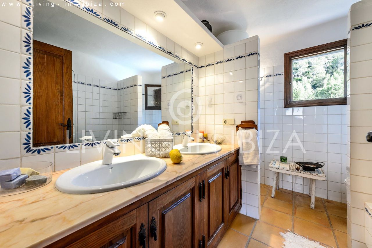 Se alquila / Contrato anual. Idílica finca ibicenca cerca de la playa en San Vicente. Ibiza