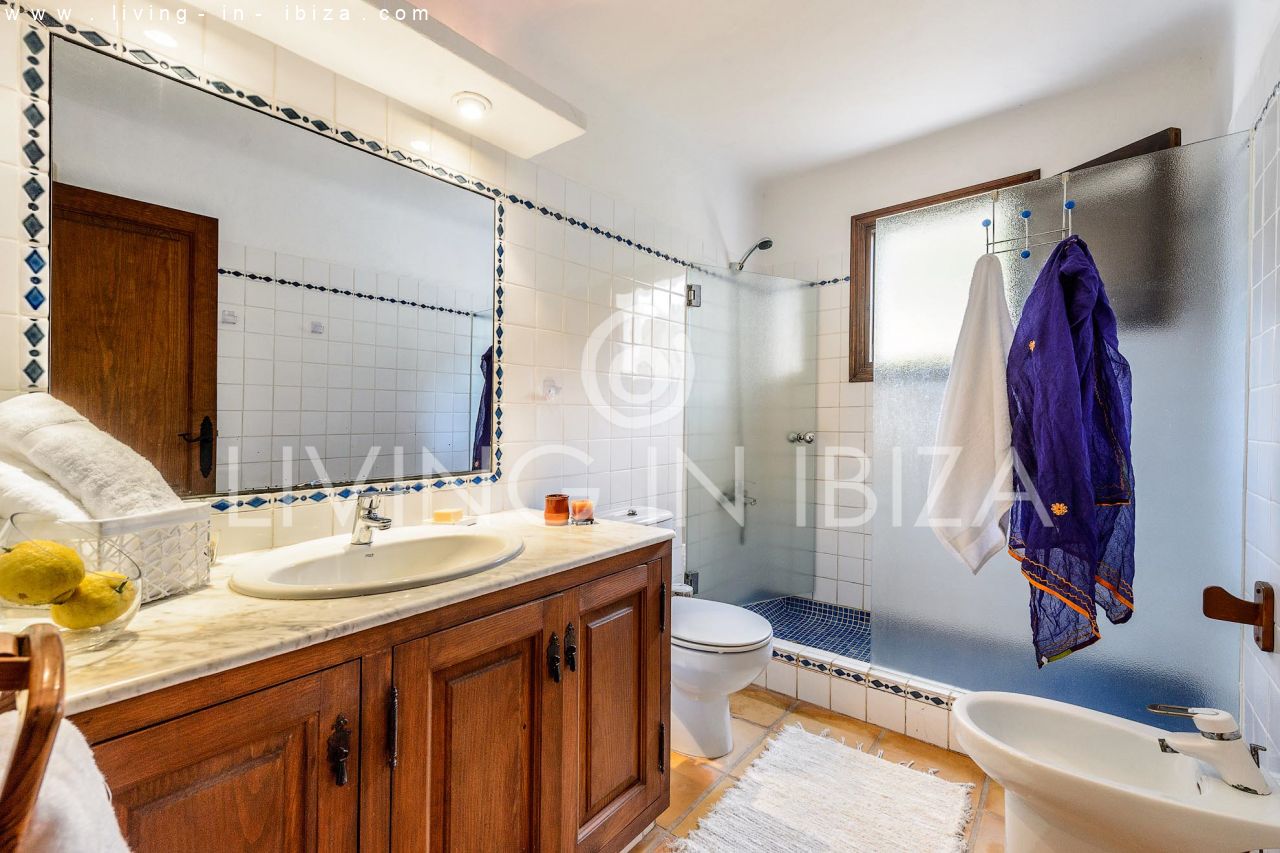 Se alquila / Contrato anual. Idílica finca ibicenca cerca de la playa en San Vicente. Ibiza