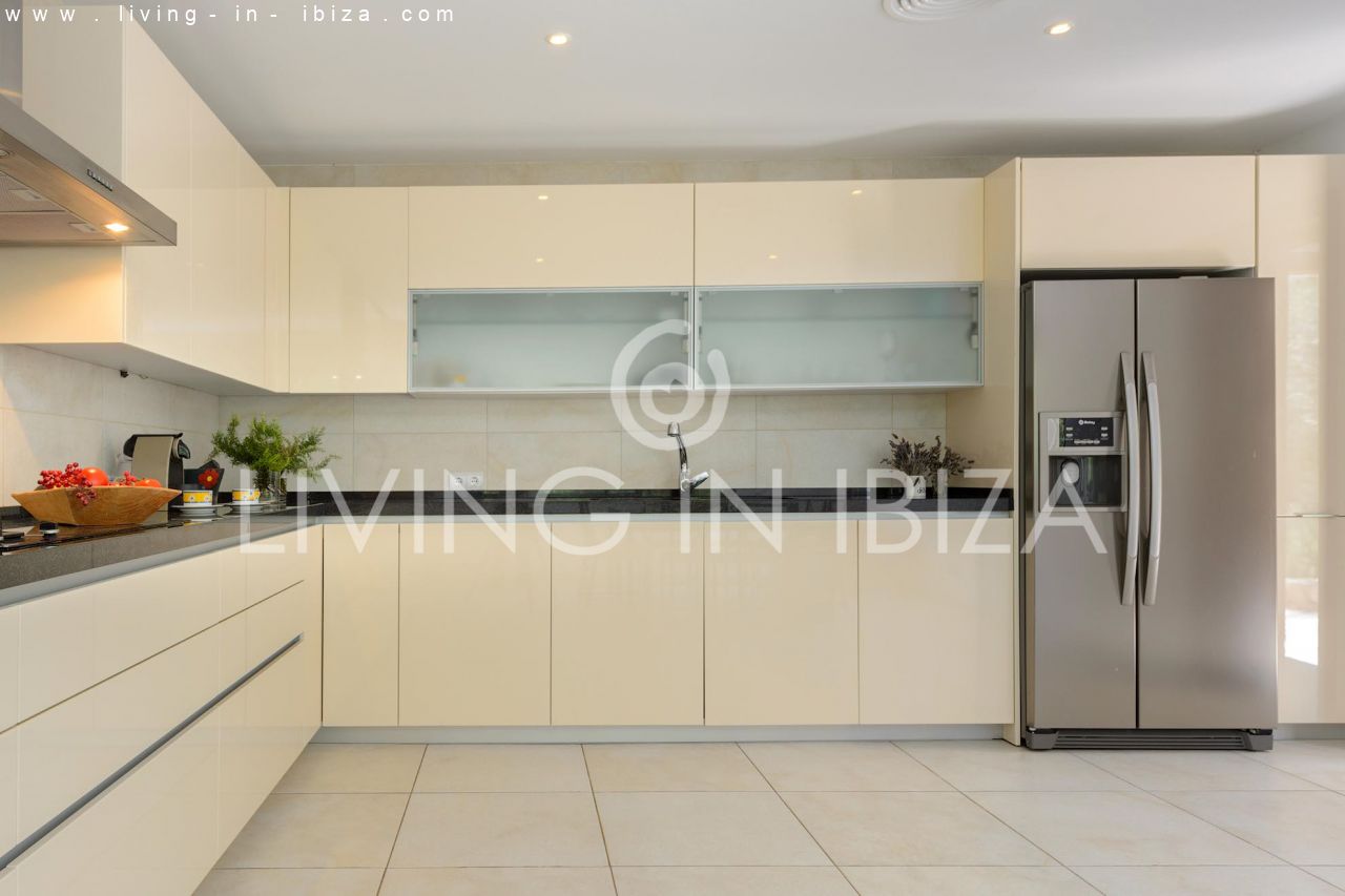 Atractiva casa moderna nueva en el campo cerca de Santa Gertrudis San Lorenzo, piscina, calefacción suelo radiante en alquiler anual a largo plazo