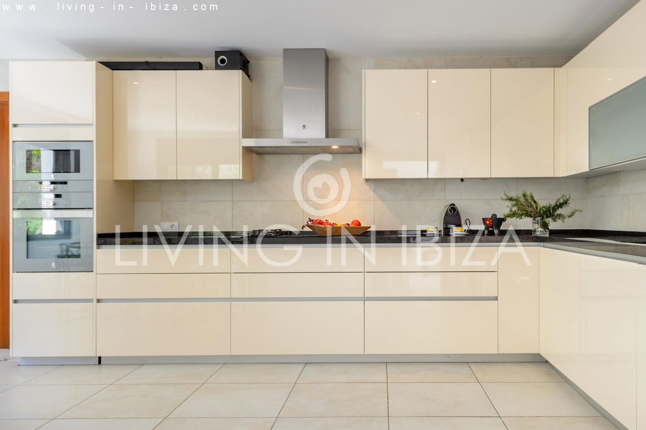 Atractiva casa moderna nueva en el campo cerca de Santa Gertrudis San Lorenzo, piscina, calefacción suelo radiante en alquiler anual a largo plazo