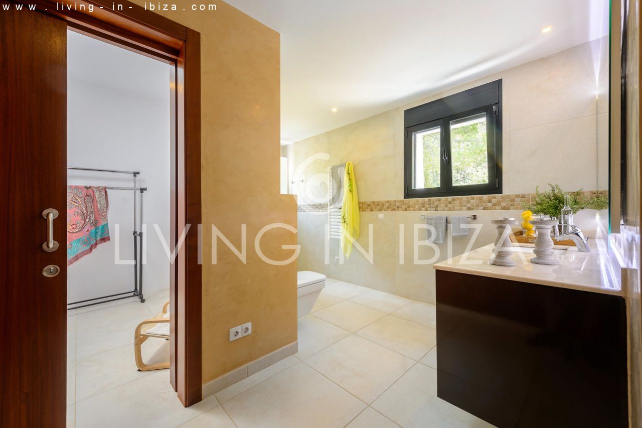 Atractiva casa moderna nueva en el campo cerca de Santa Gertrudis San Lorenzo, piscina, calefacción suelo radiante en alquiler anual a largo plazo