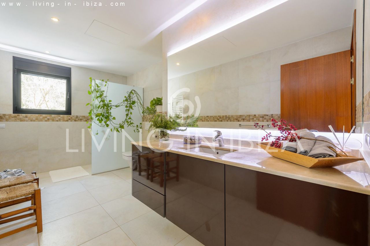 Atractiva casa moderna nueva en el campo cerca de Santa Gertrudis San Lorenzo, piscina, calefacción suelo radiante en alquiler anual a largo plazo