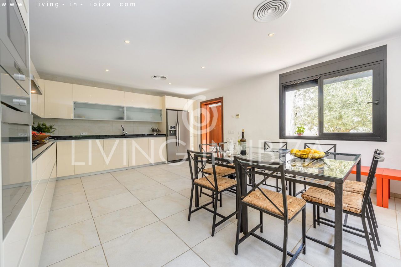 Atractiva casa moderna nueva en el campo cerca de Santa Gertrudis San Lorenzo, piscina, calefacción suelo radiante en alquiler anual a largo plazo