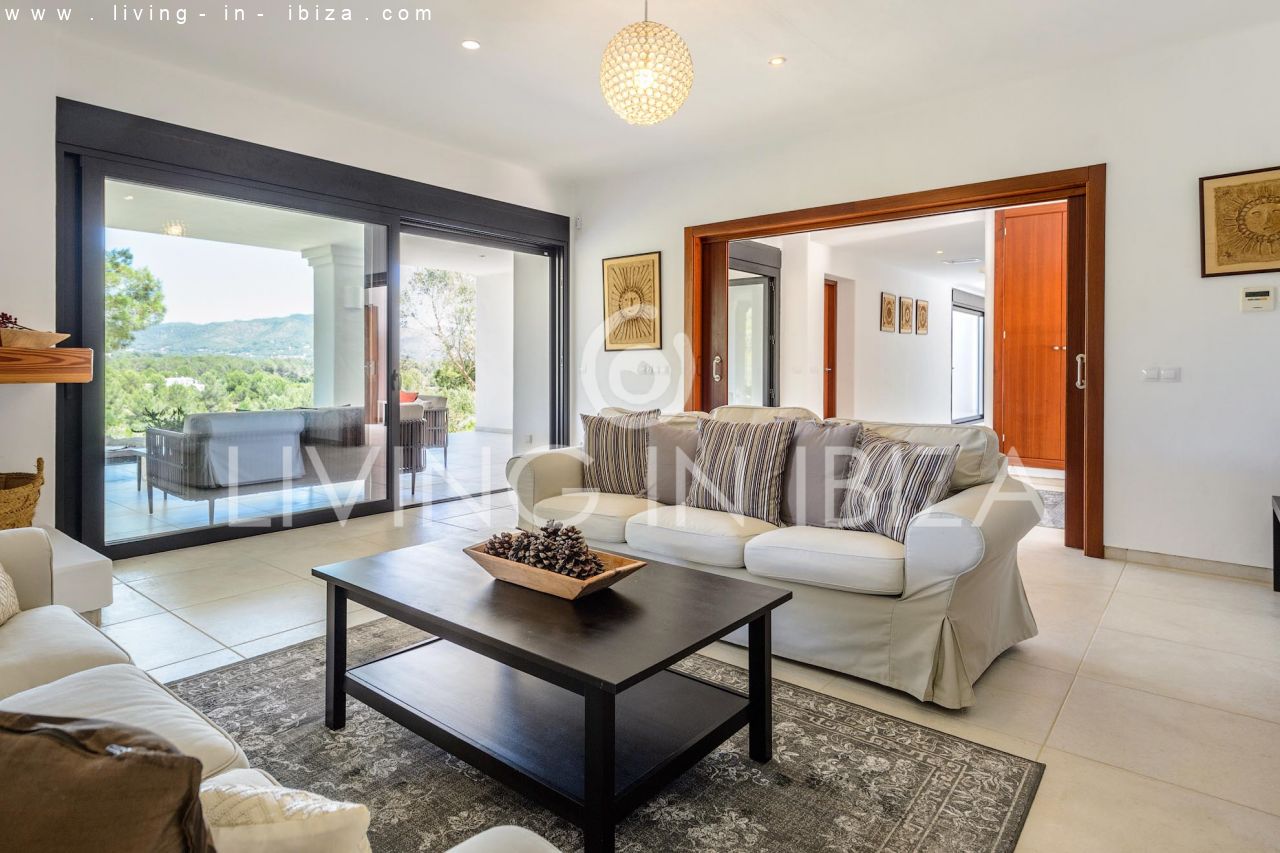 Atractiva casa moderna nueva en el campo cerca de Santa Gertrudis San Lorenzo, piscina, calefacción suelo radiante en alquiler anual a largo plazo