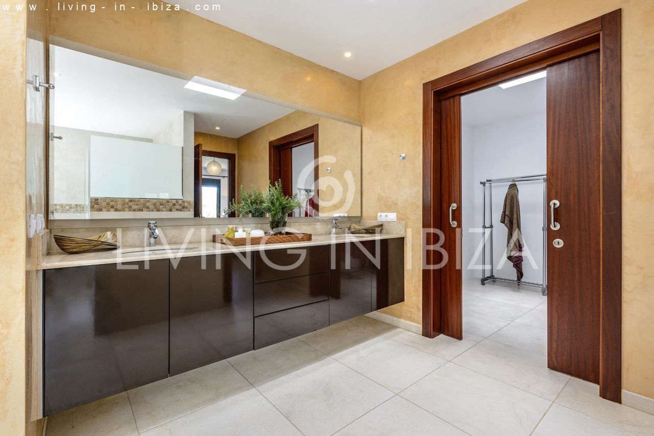 Atractiva casa moderna nueva en el campo cerca de Santa Gertrudis San Lorenzo, piscina, calefacción suelo radiante en alquiler anual a largo plazo