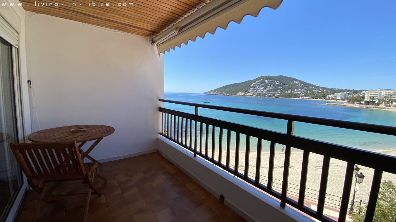 Alquiler de temporada, magnífico piso en Santa Eulalia del Rio Ibiza en primera linea, vistas al mar., playa y colinas